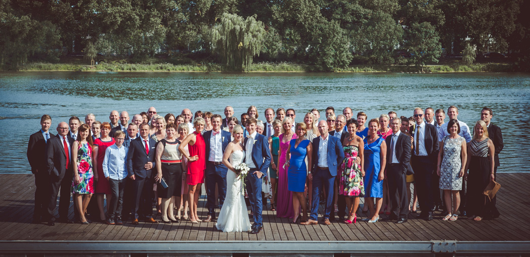 Auch dieses Gruppenfoto haben wir natürlich im Vorfeld geplant. Ein paar Tretboote und Zuschauer im Hintergrund mussten wir allerdings wegretuschieren, um dieses traumhafte Panorama perfekt zu machen.