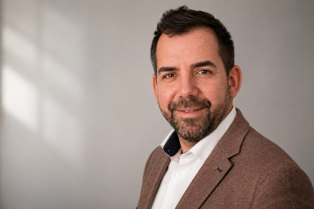 Chris Lührmann, Fotografenmeister, im Fensterlicht